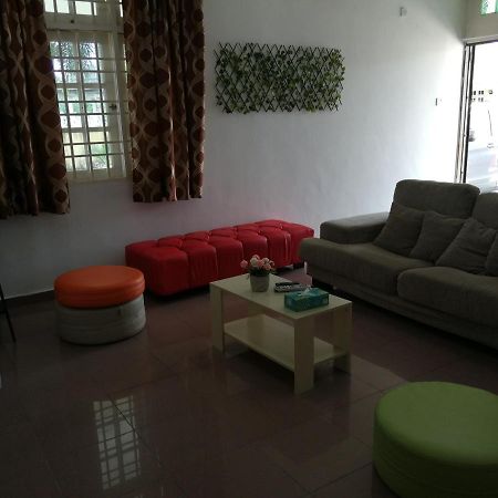 The Garden Vacation Home Lumut Extérieur photo