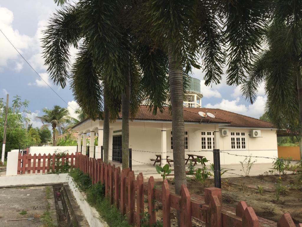 The Garden Vacation Home Lumut Extérieur photo